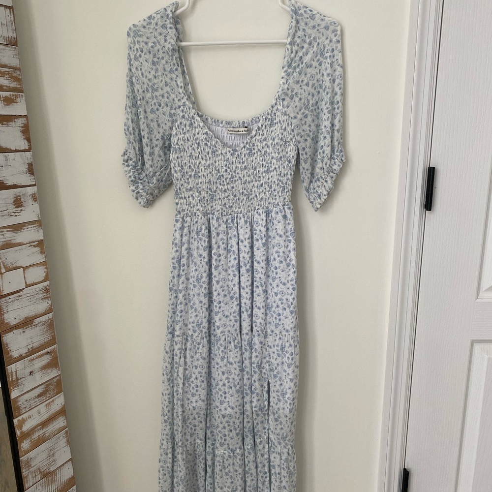 Flowy abercrombie white and pale blue floral maxi dress